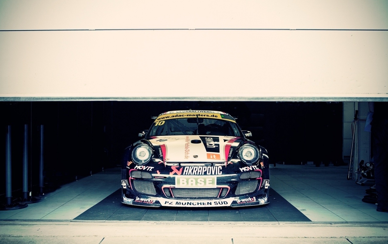 Racing Porsche In The Garage Wallpapers - Facebook Cover Garage Car - HD Wallpaper 