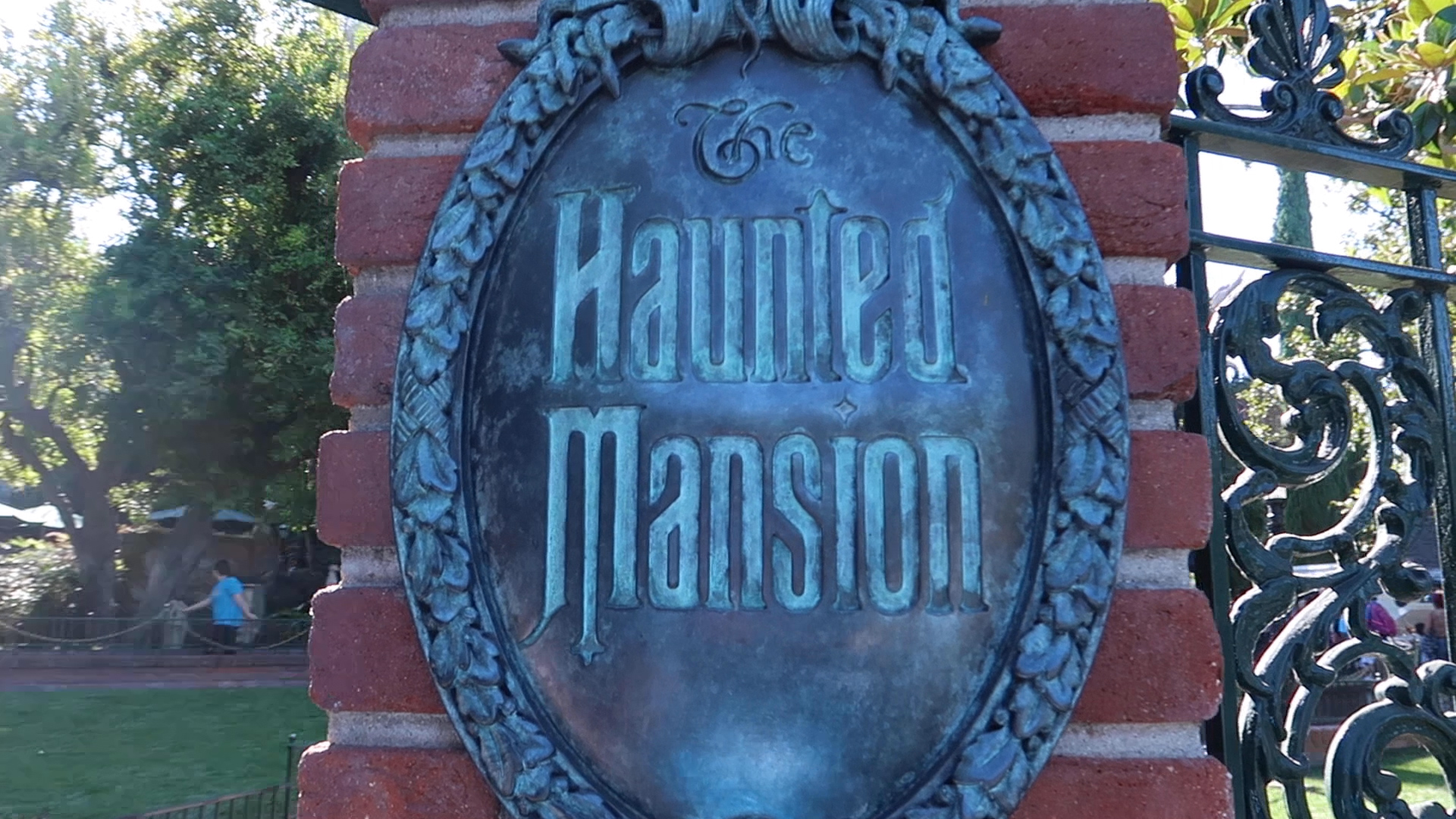 Disneyland - HD Wallpaper 