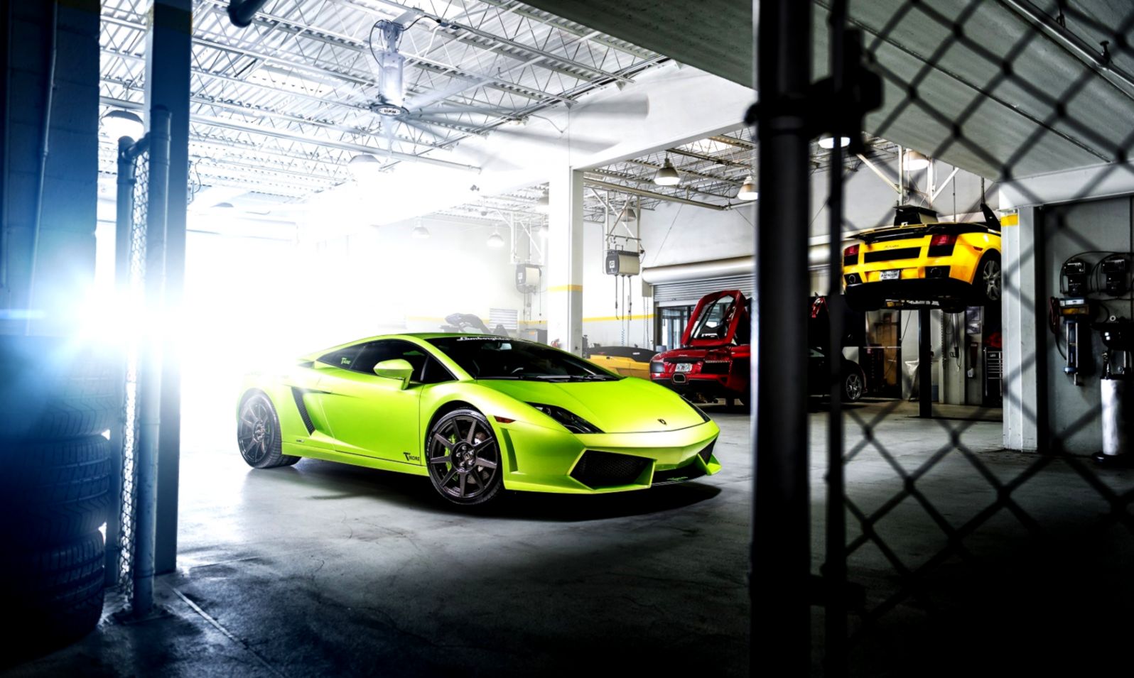 Lamborghini Gallardo Green Car Garage Wallpaper - Lamborghini Gallardo Wallpaper Iphone - HD Wallpaper 
