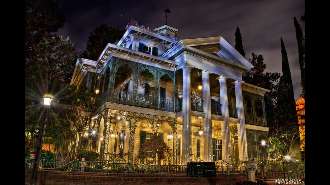 Disney Land Haunted House - HD Wallpaper 