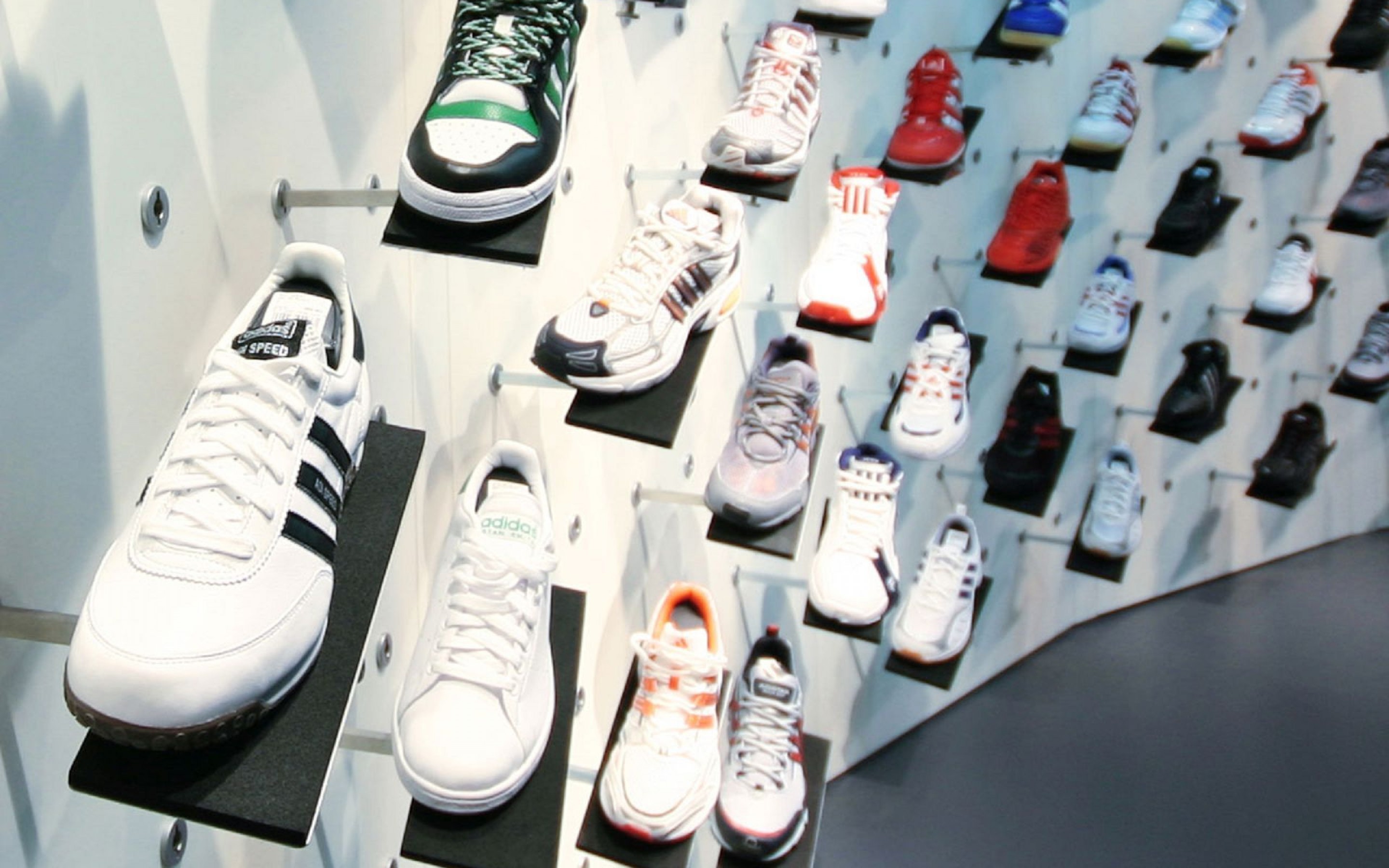 White Sneakers Wallpaper 1080p - Sneakers Adidas Wallpaper Hd - HD Wallpaper 