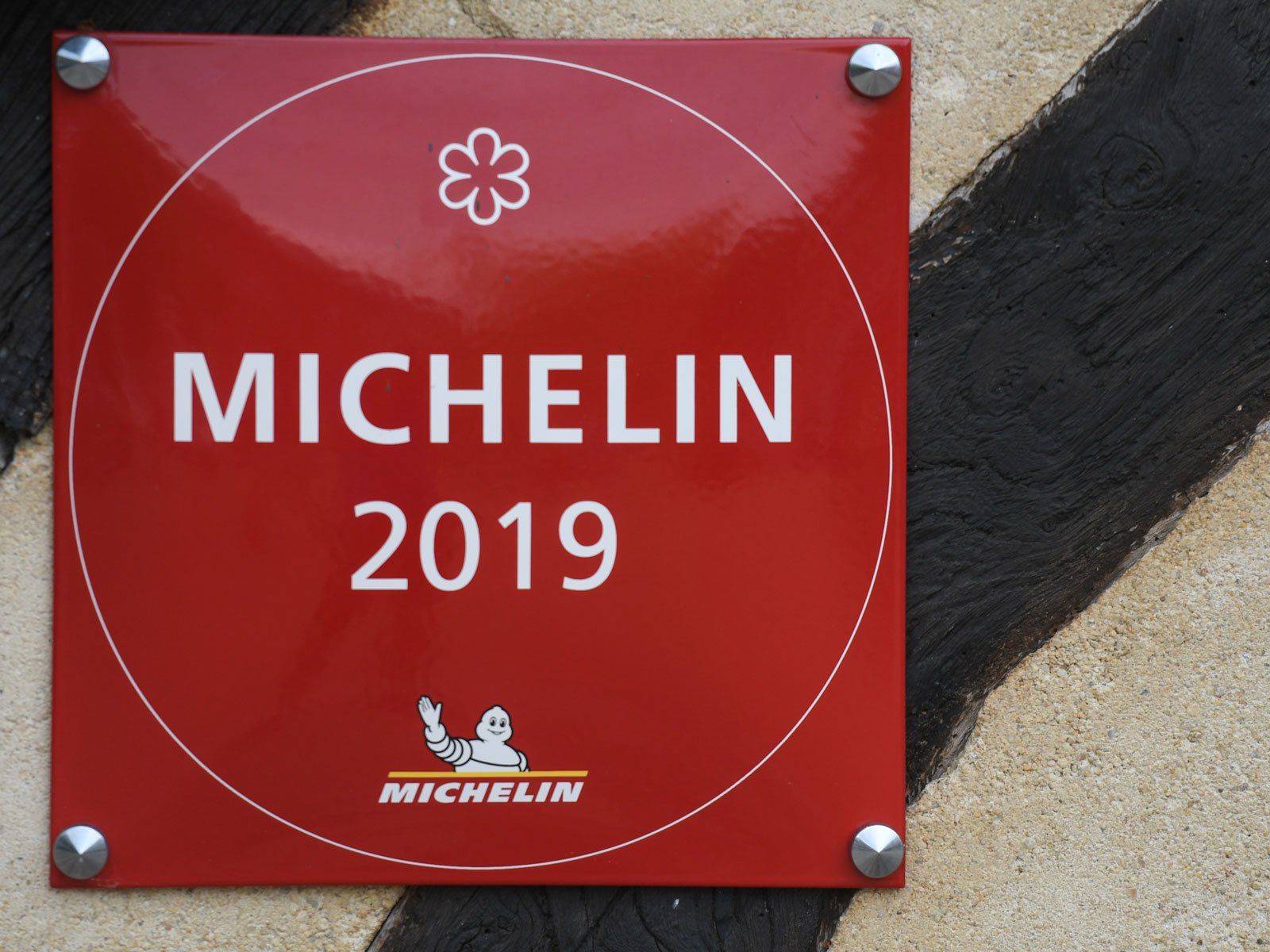 Seoul Chef Declares His Inclusion In Michelin Guide - Sign - HD Wallpaper 