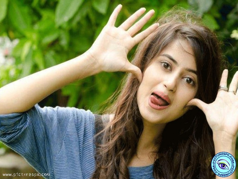 Funny Wallpaper Girls Funny Girl 800×600 - Cute Sajal Ali - HD Wallpaper 