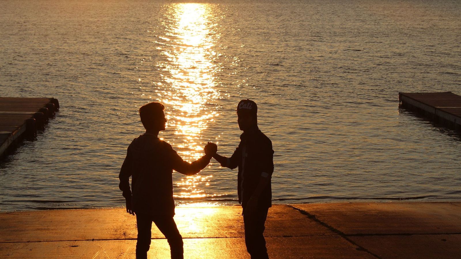 Best Friend Shaking Hand During Sunset - Best Friend Hd - HD Wallpaper 
