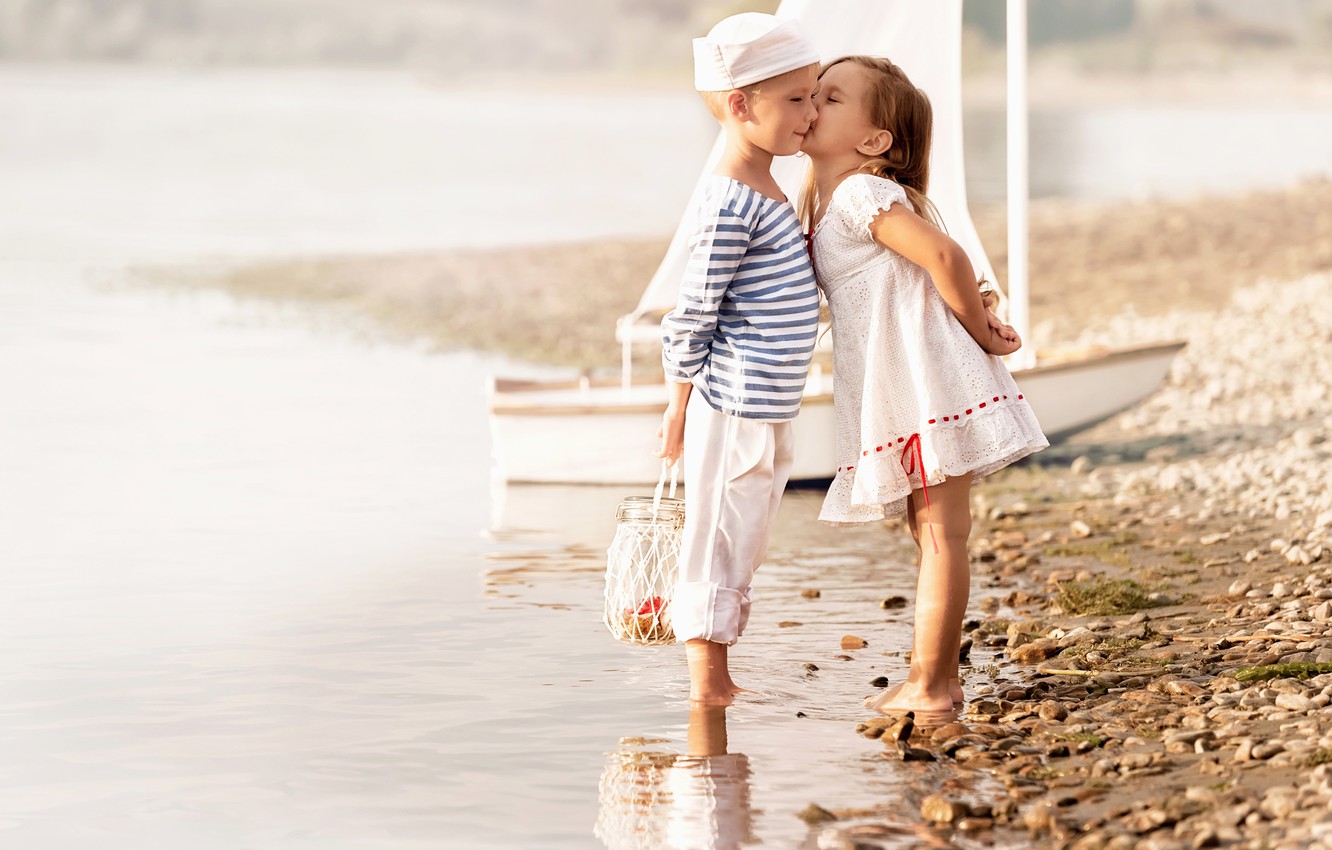 Photo Wallpaper Sea, Beach, Children, Kiss, Boy, Dress, - Girls Love Photo 4k - HD Wallpaper 