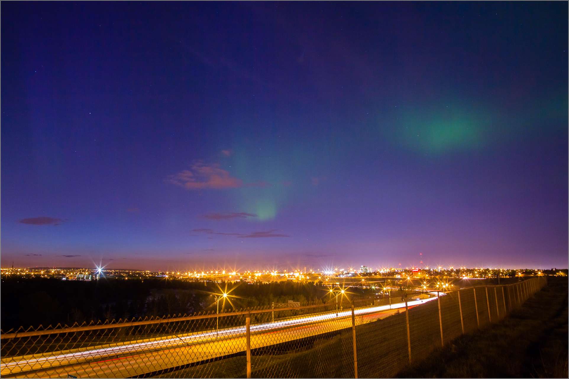 Northern Lights In City - HD Wallpaper 