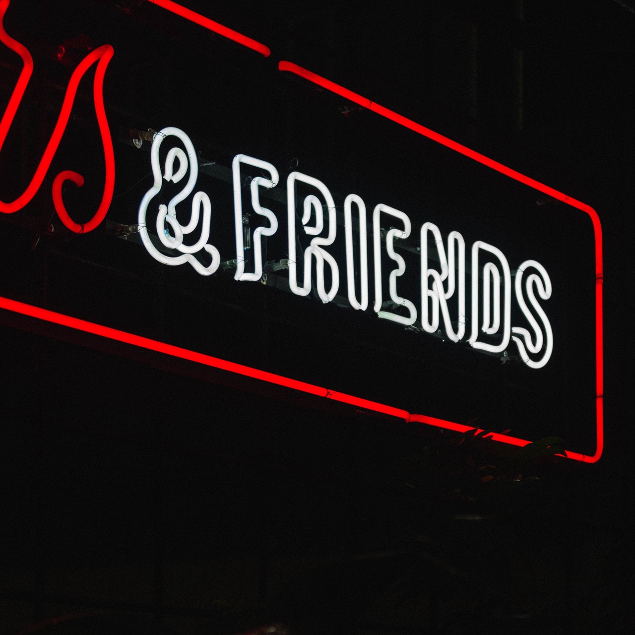 Wallpaper Friends, Inscription, Neon, Backlight, Dark - Darkness - HD Wallpaper 