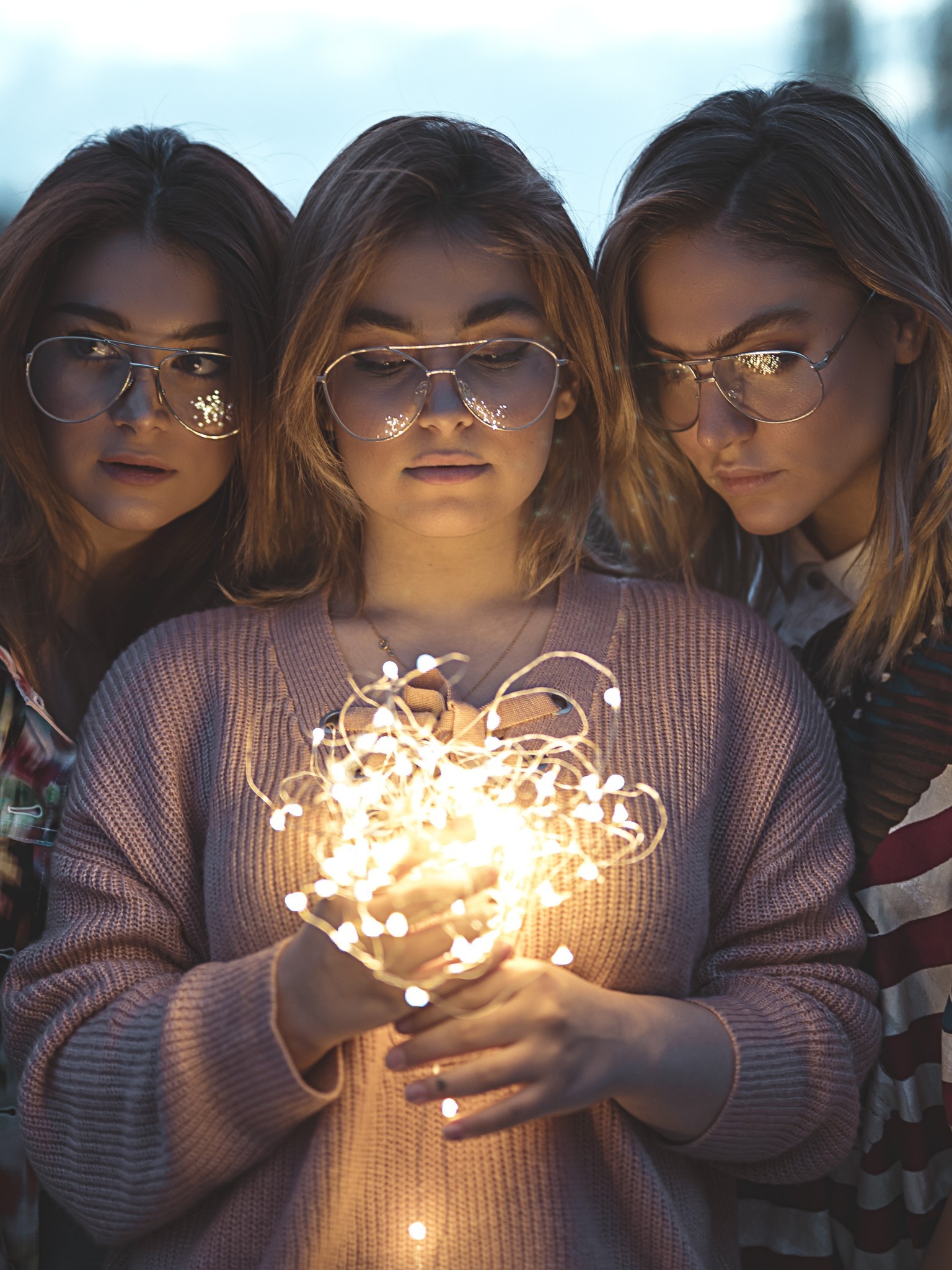 Girls, Friends, Glasses, String Lights - Girls Friendship Pics Download - HD Wallpaper 