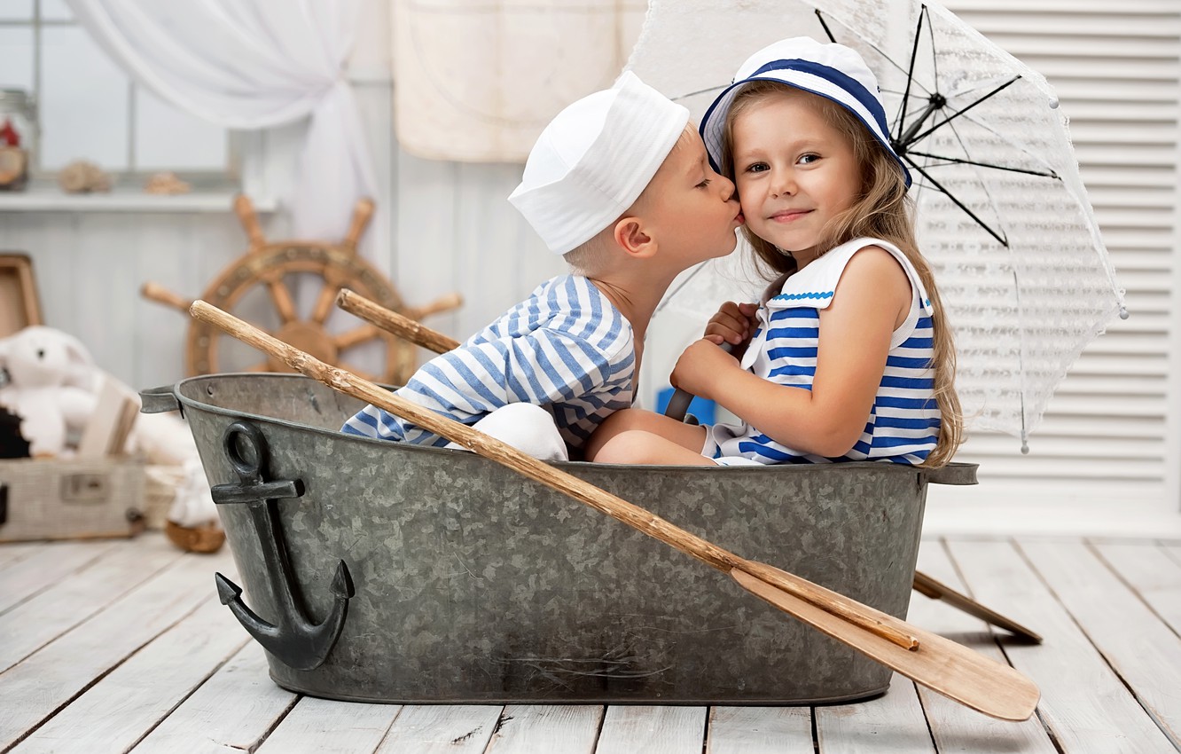 Photo Wallpaper Children, Tenderness, Kiss, Umbrella, - Boy And Girl Sitting In Umbrella - HD Wallpaper 