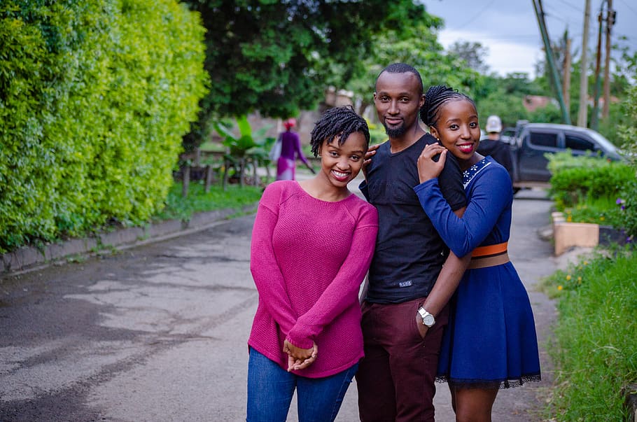 Three Siblings Standing At The Pavement, Beautiful, - Hedge - HD Wallpaper 