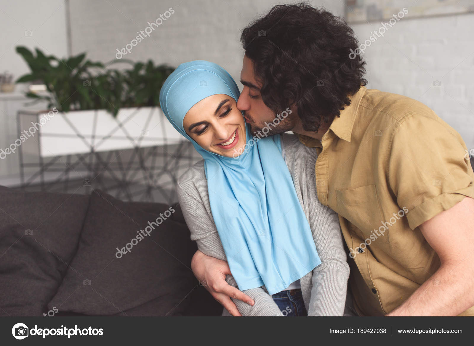 Hijab Kissing - HD Wallpaper 