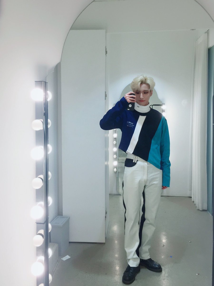 Ateez Seonghwa Mirror Selfie - HD Wallpaper 