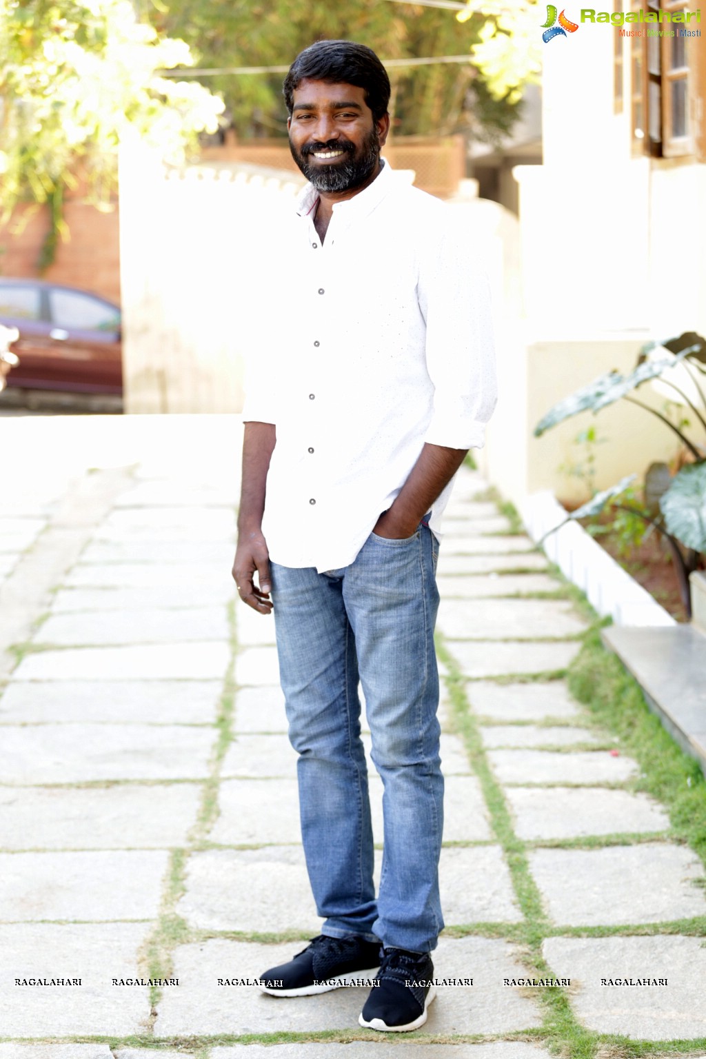 Standing - HD Wallpaper 