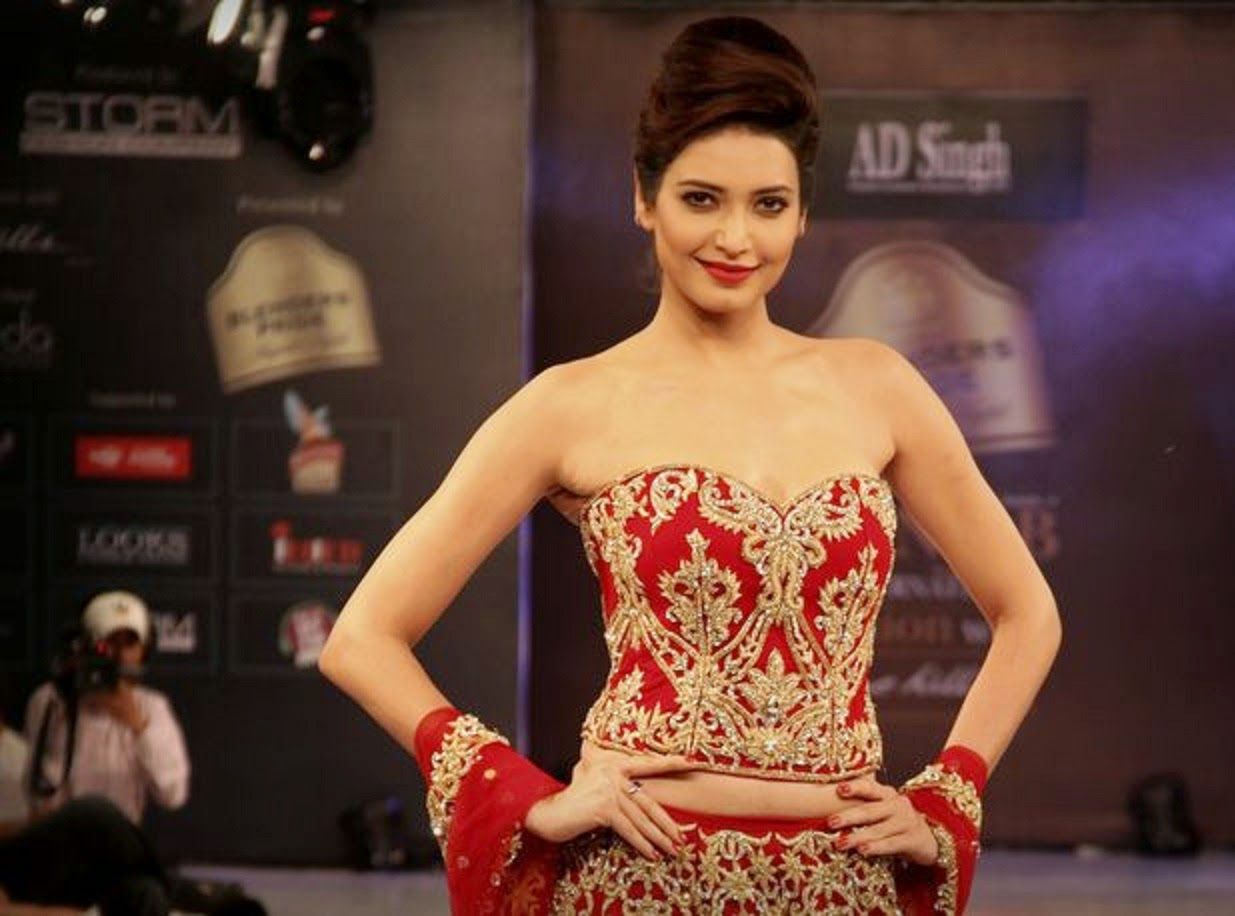 Karishma Tanna Wallpaper Hd - HD Wallpaper 
