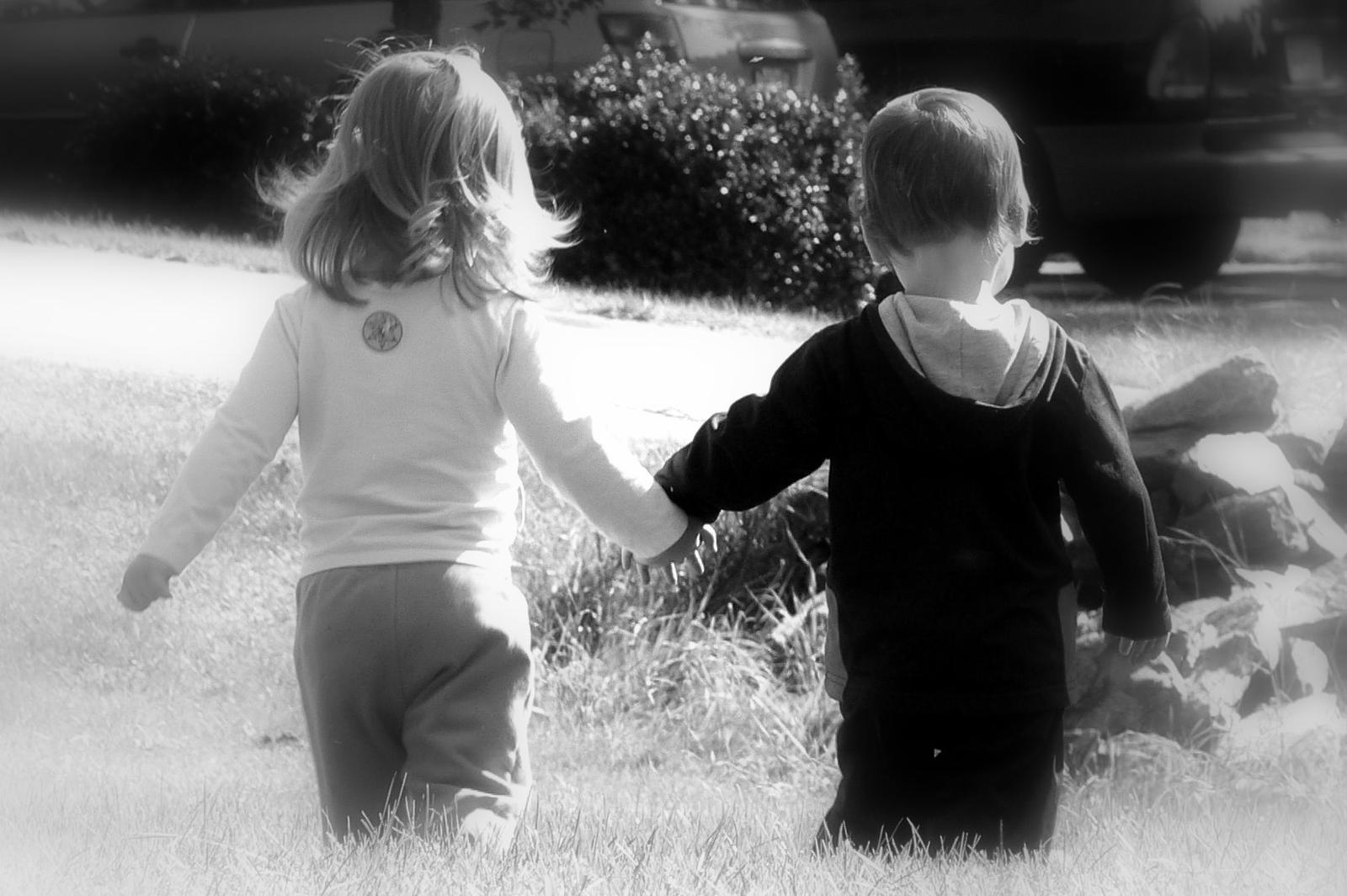 Download Boy And Girl Loving Wallpaper - Cute Baby Couple Holding Hands - HD Wallpaper 