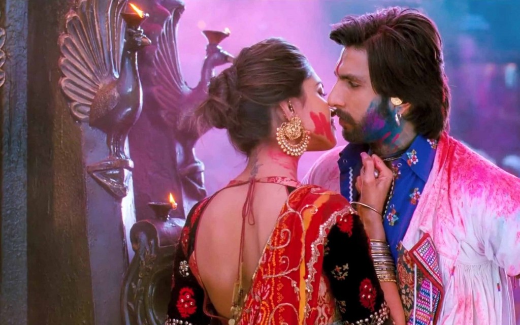 Deepika And Ranveer Play Holi In Ram Leela Movie Hd - Ram Leela Movie - HD Wallpaper 