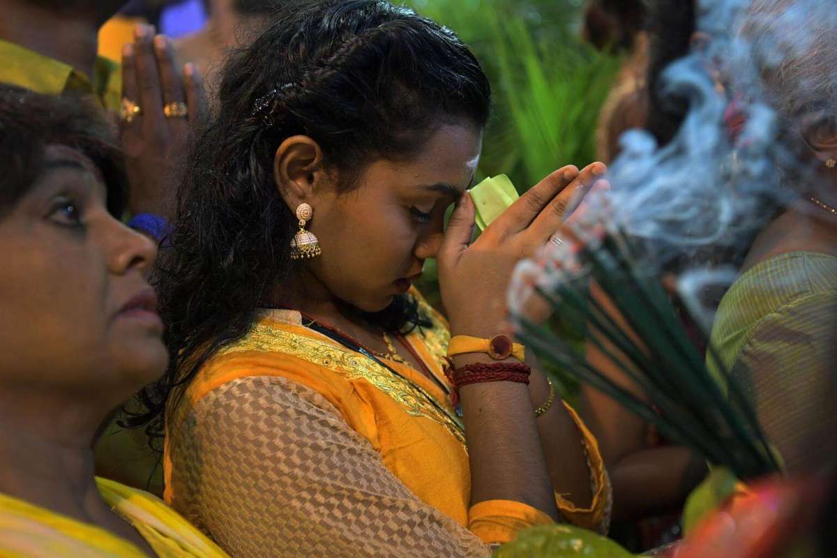 A Devotee Prays To Sri Murugan As The Chariot Arrives - Ritual - HD Wallpaper 