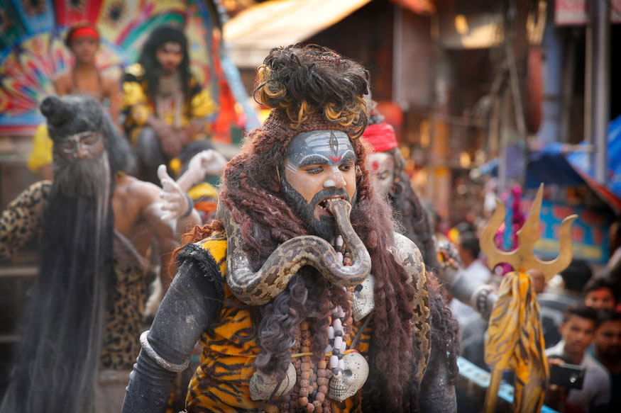 A Devotee Dressed As Lord Shiva Puts A Snake In His - Lord Shiva Beard Hd - HD Wallpaper 