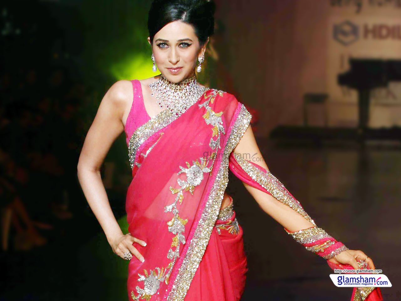 Karisma Kapoor New - HD Wallpaper 