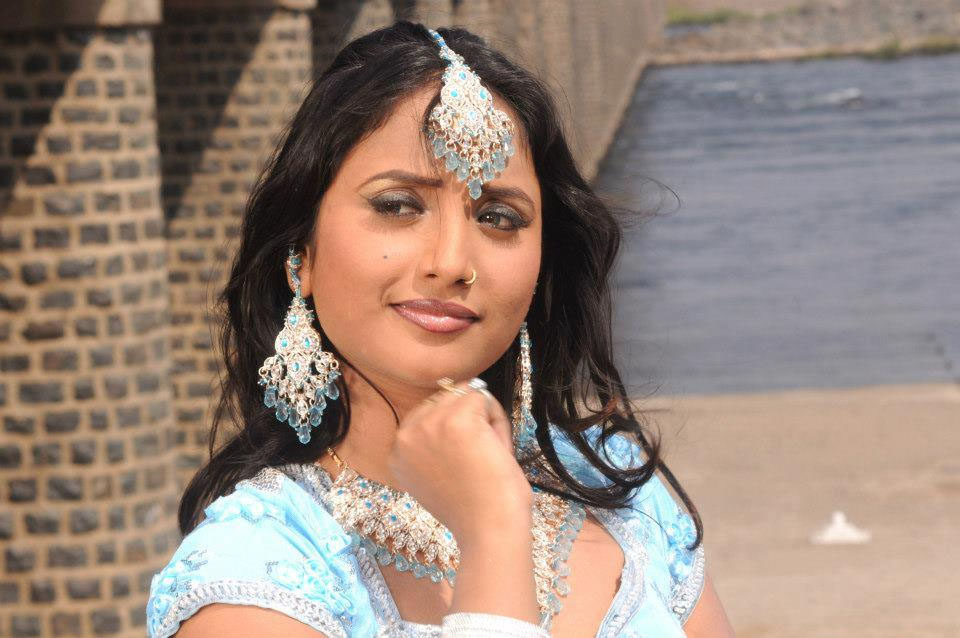 Rani Chatterjee Biography Wiki - Bhojpuri Actress Rani Chatterjee - HD Wallpaper 