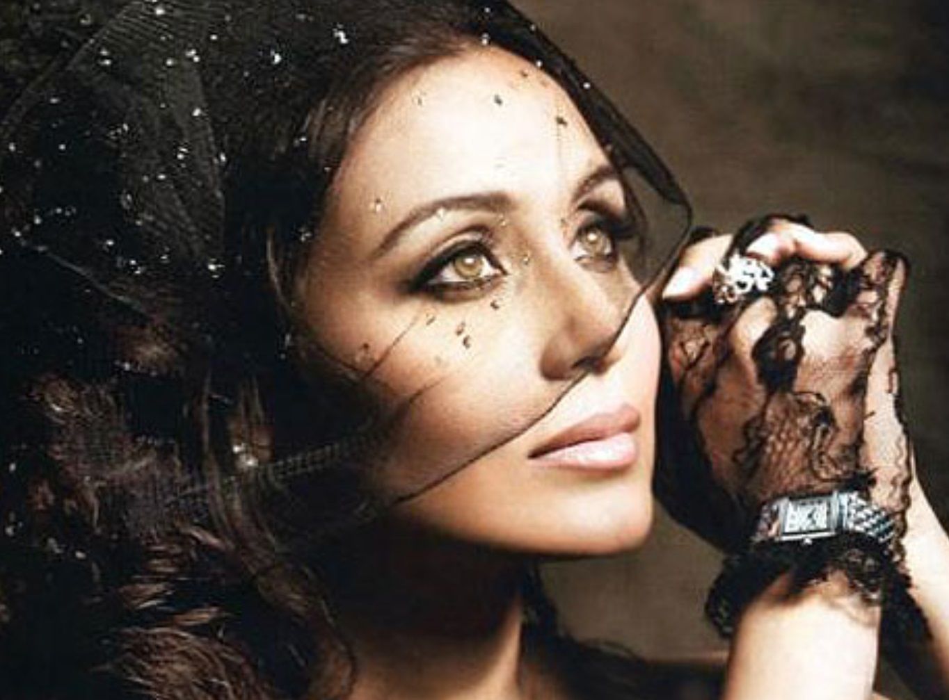 Rani Mukherjee In Magazine - HD Wallpaper 