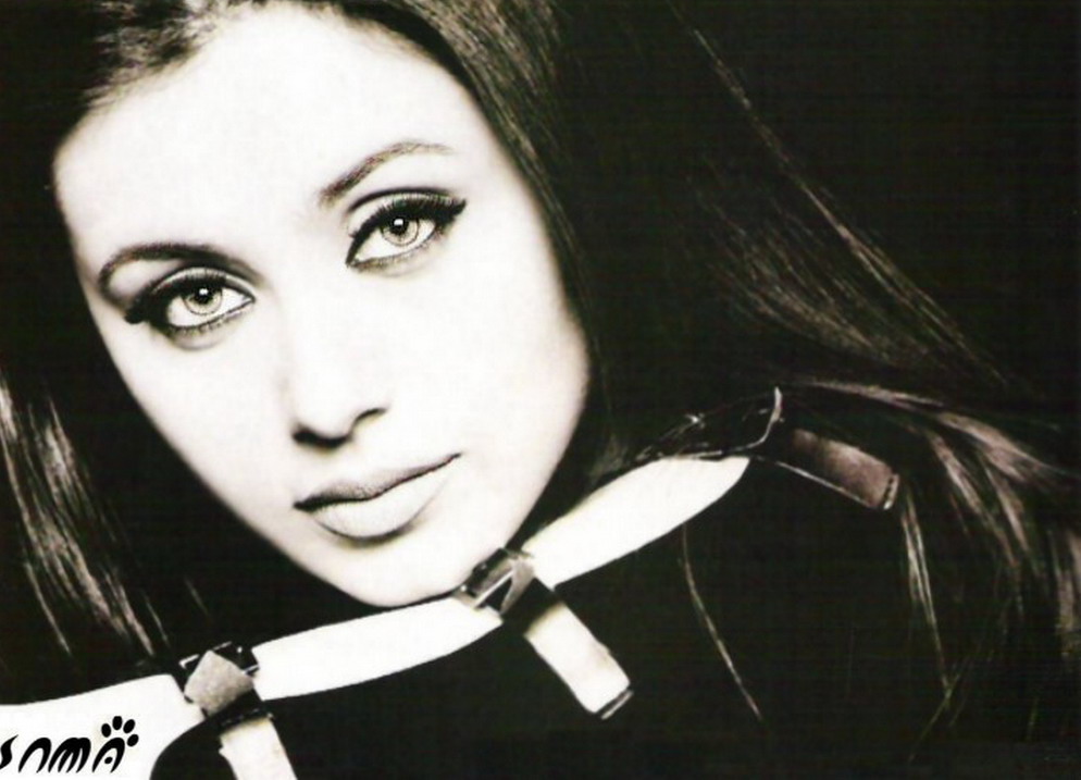 Rani Mukerji - HD Wallpaper 