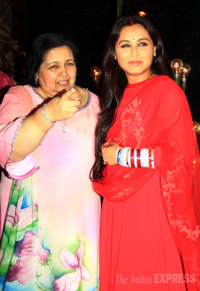 Rani Mukerji S First Outing Post Wedding With Mom In - Rani Mukherjee Wedding - HD Wallpaper 