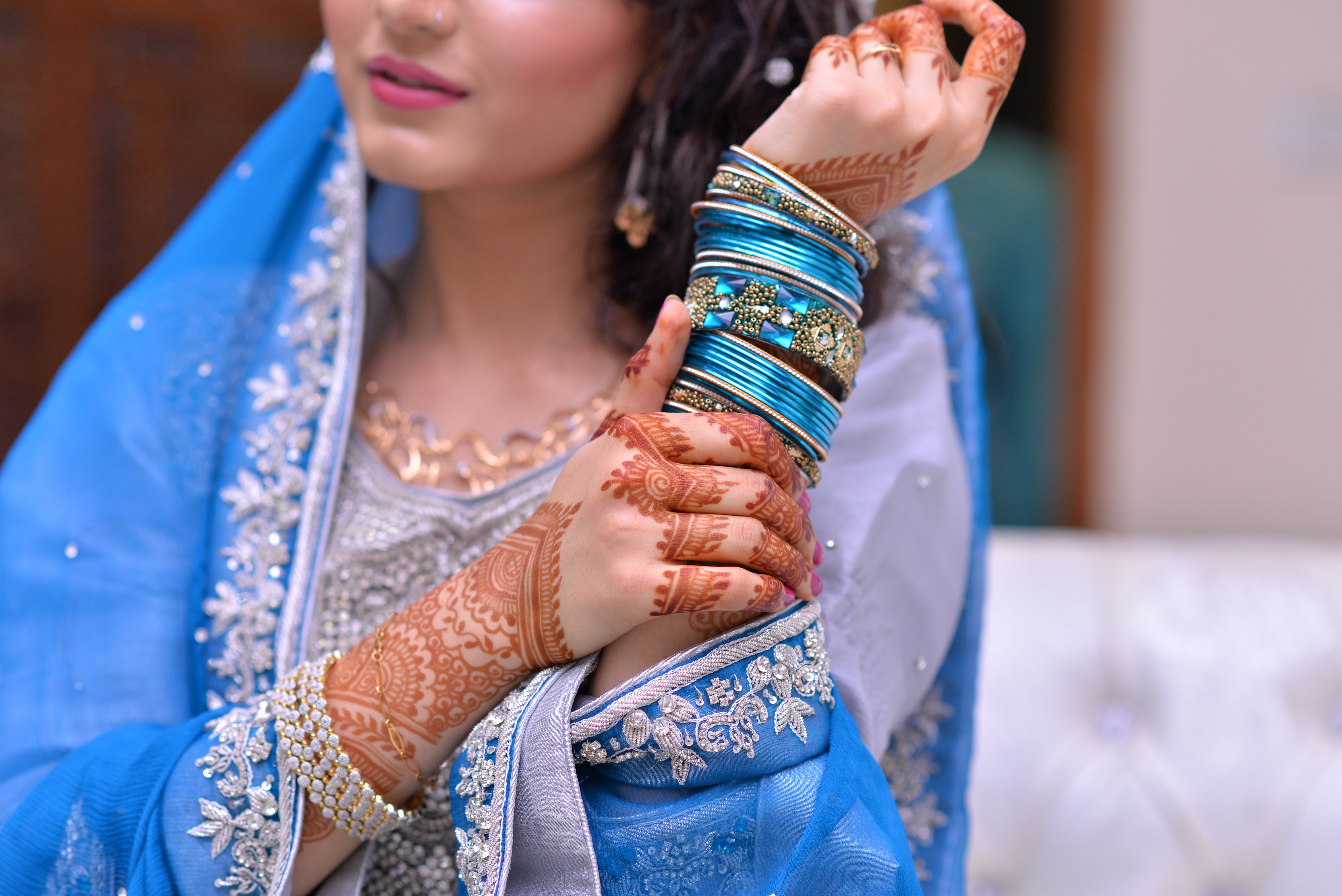 Indian Woman Wearing Bangles - HD Wallpaper 