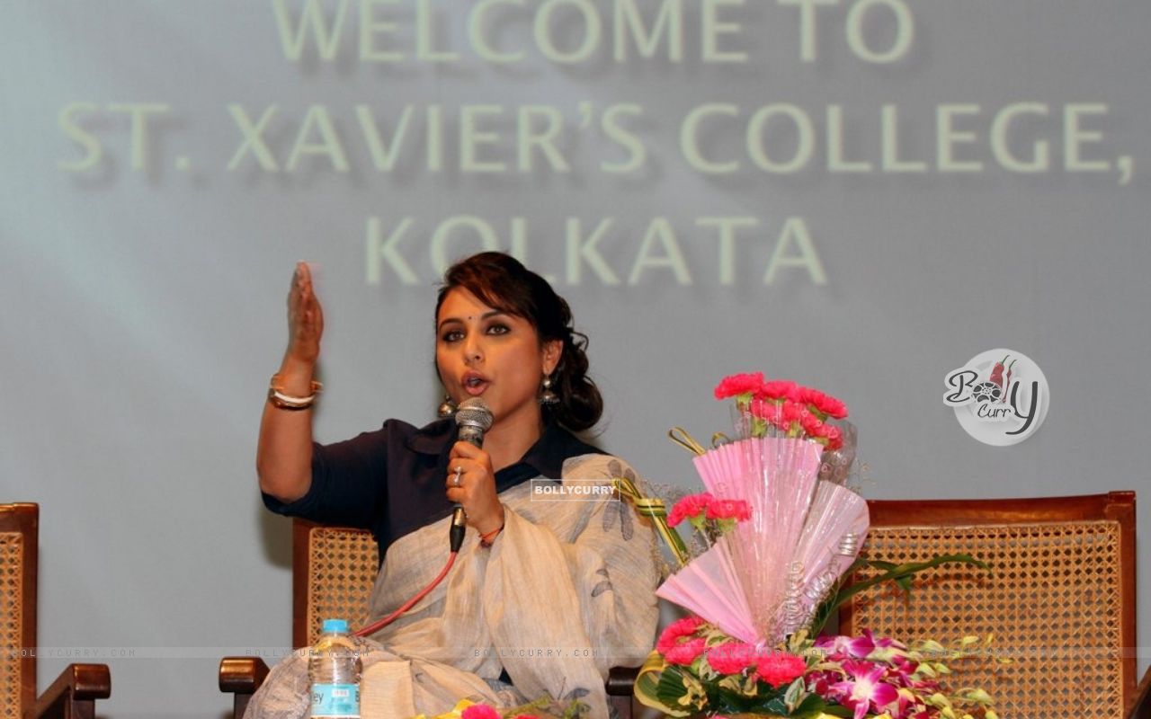 Rani Mukherjee Interacts With The Audience At The Promotion - Public Speaking - HD Wallpaper 