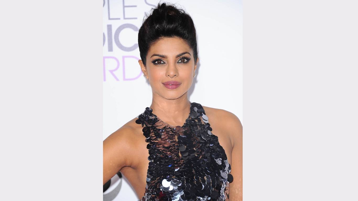 Priyanka Chopra Wallpapers - Freida Pinto And Priyanka - HD Wallpaper 