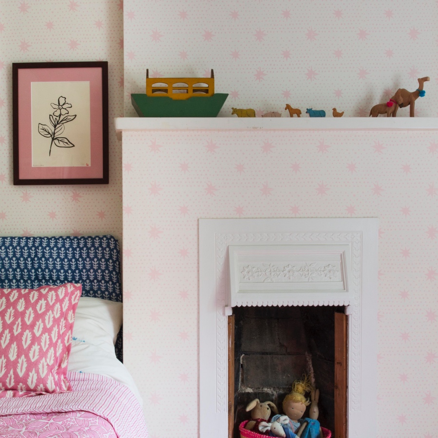 Molly Mahon Wallpaper Spot & Star Pink - Bedroom - HD Wallpaper 