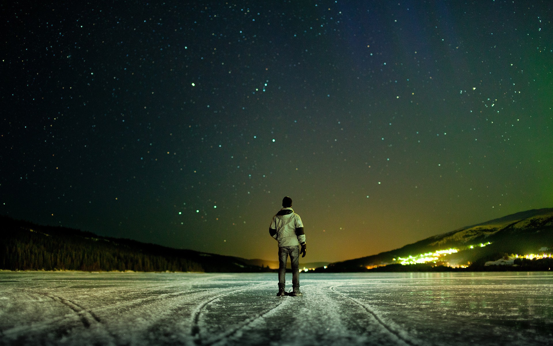 Wallpaper - Lonely Man On Road - HD Wallpaper 
