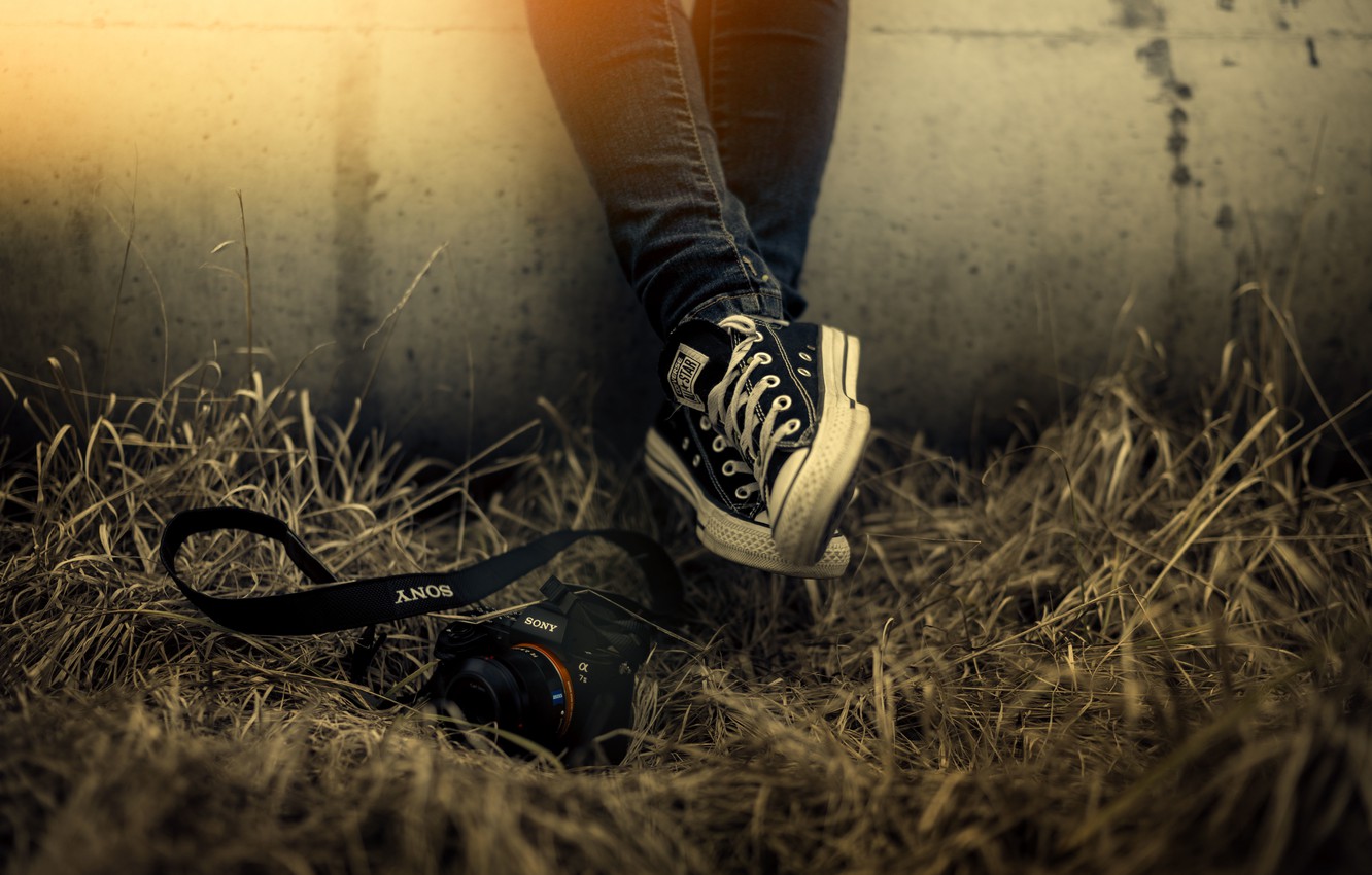 Photo Wallpaper Grass, Light, Wall, Shoes, Camera, - All Star E Câmera - HD Wallpaper 