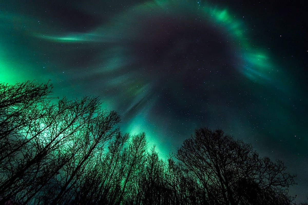 Starry Night With Aurora - HD Wallpaper 