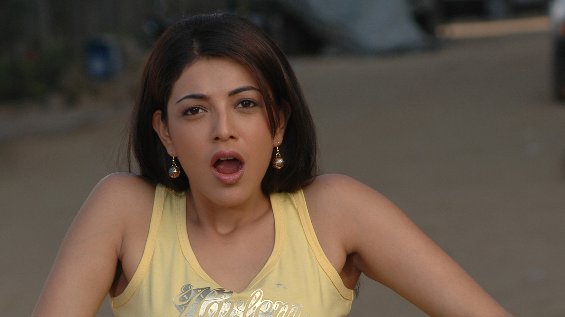 Kajal Hot In Aatadista - HD Wallpaper 