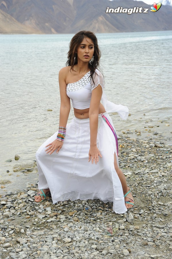 Om Sakthi - Iliana D Cruz Hot Navel - HD Wallpaper 