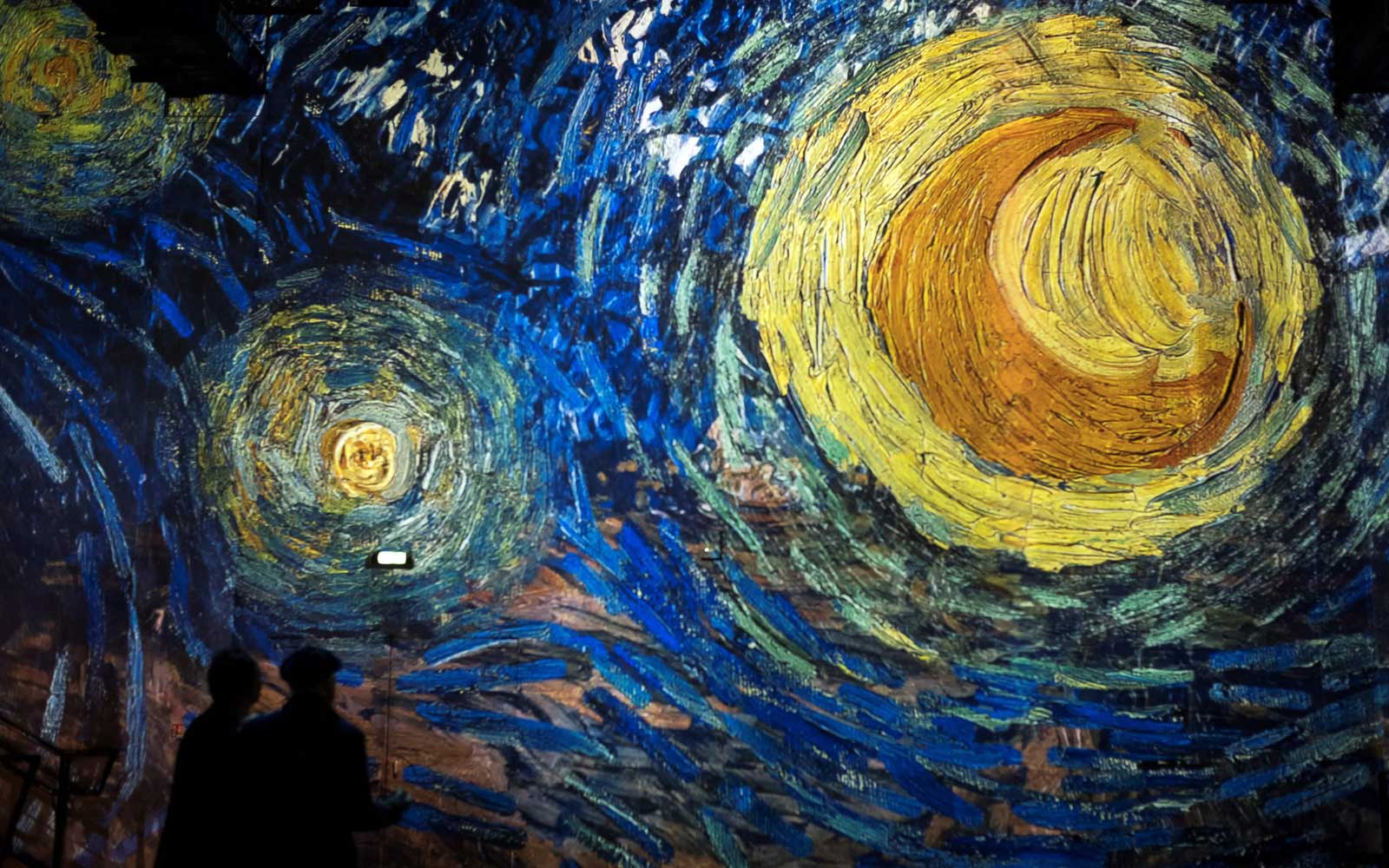 Van Gogh Starry Night Exhibit - HD Wallpaper 