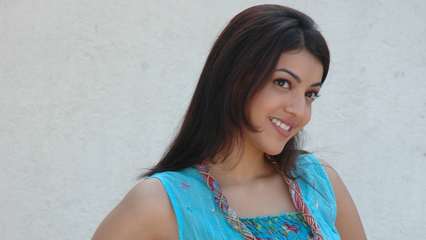 Kajal Aggarwal Wallpapers - Kajal Agarwal Hot In Aatadista - HD Wallpaper 