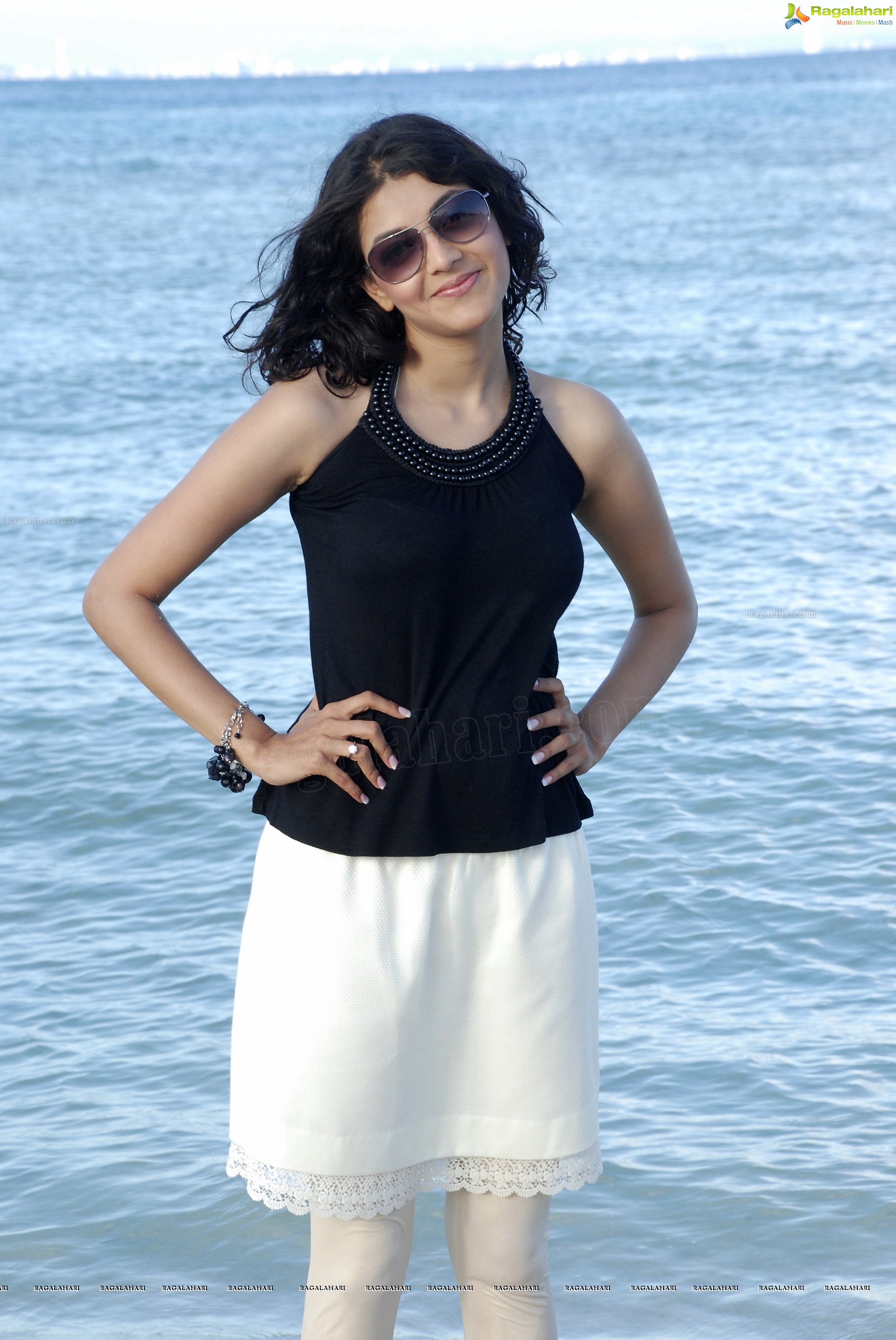 Kajal Agarwal Image Of Beaches - HD Wallpaper 