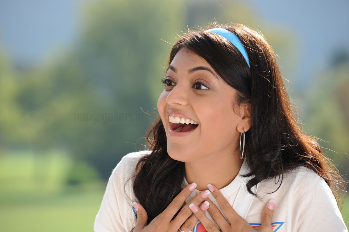 Kajal Agarwal Laughing Gif - HD Wallpaper 