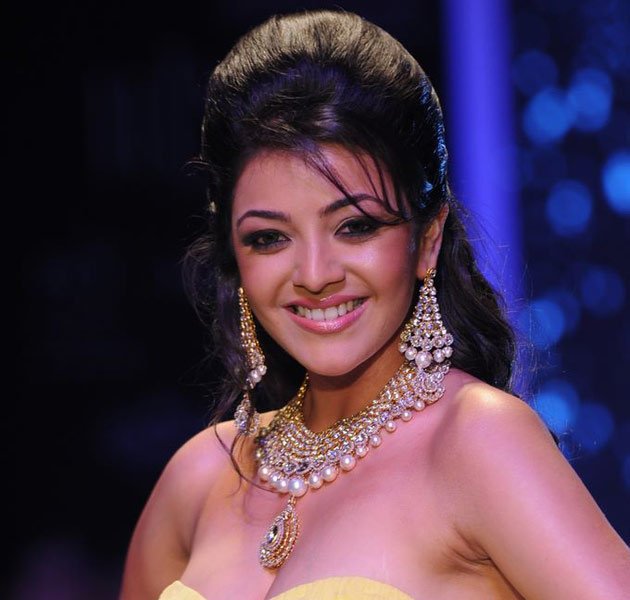 Kajal Agarwal Sexy Saree And Hot - HD Wallpaper 