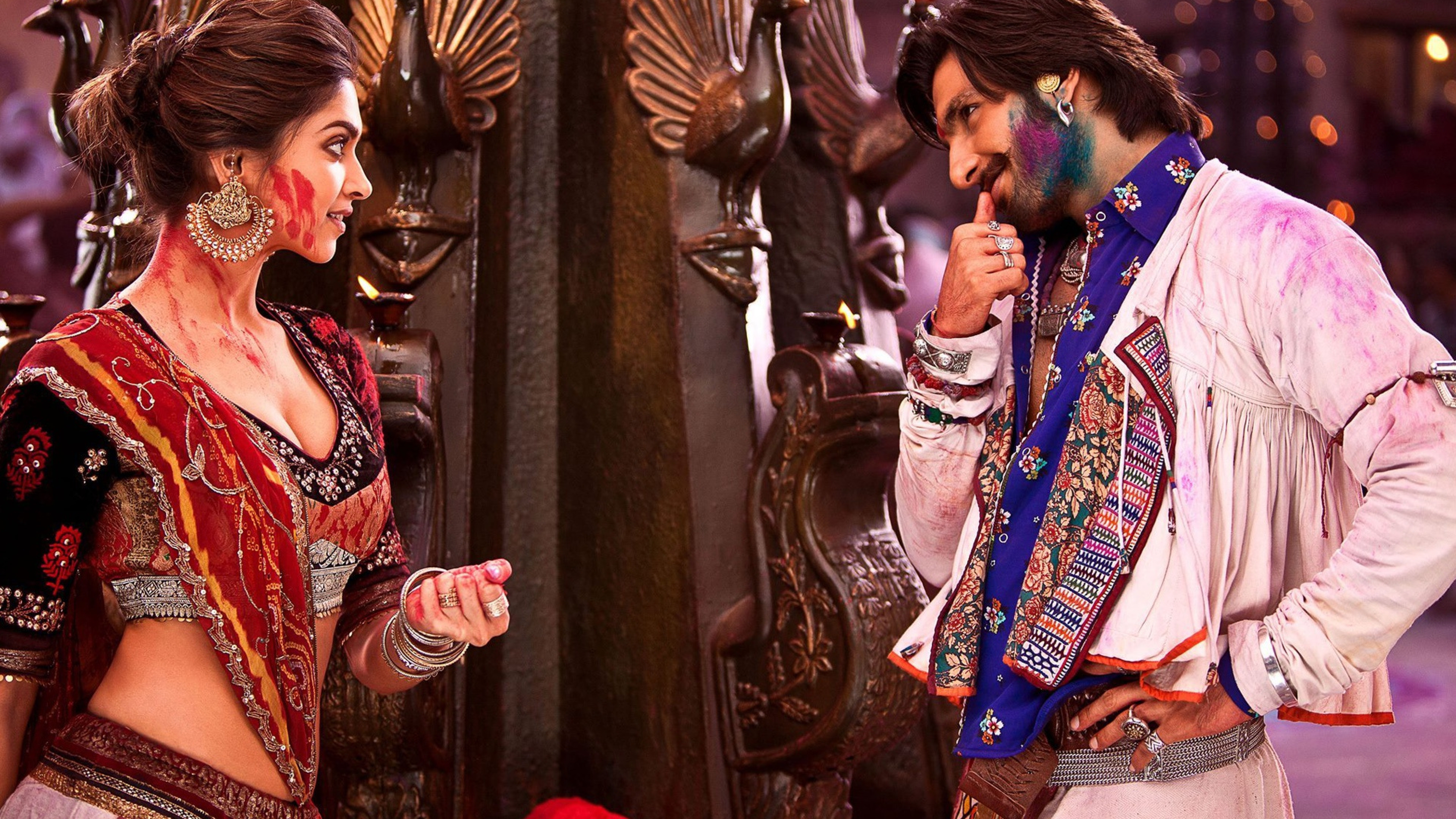 Deepika Padukone With Ranveer Singh In Film Ram Leela - Holi Couple Pic Hd - HD Wallpaper 