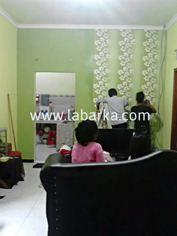 Wallpaper Ruang Keluarga Ibu Tika Di Puri Ambarawa - Motif Wallpaper Ruang Keluarga - HD Wallpaper 