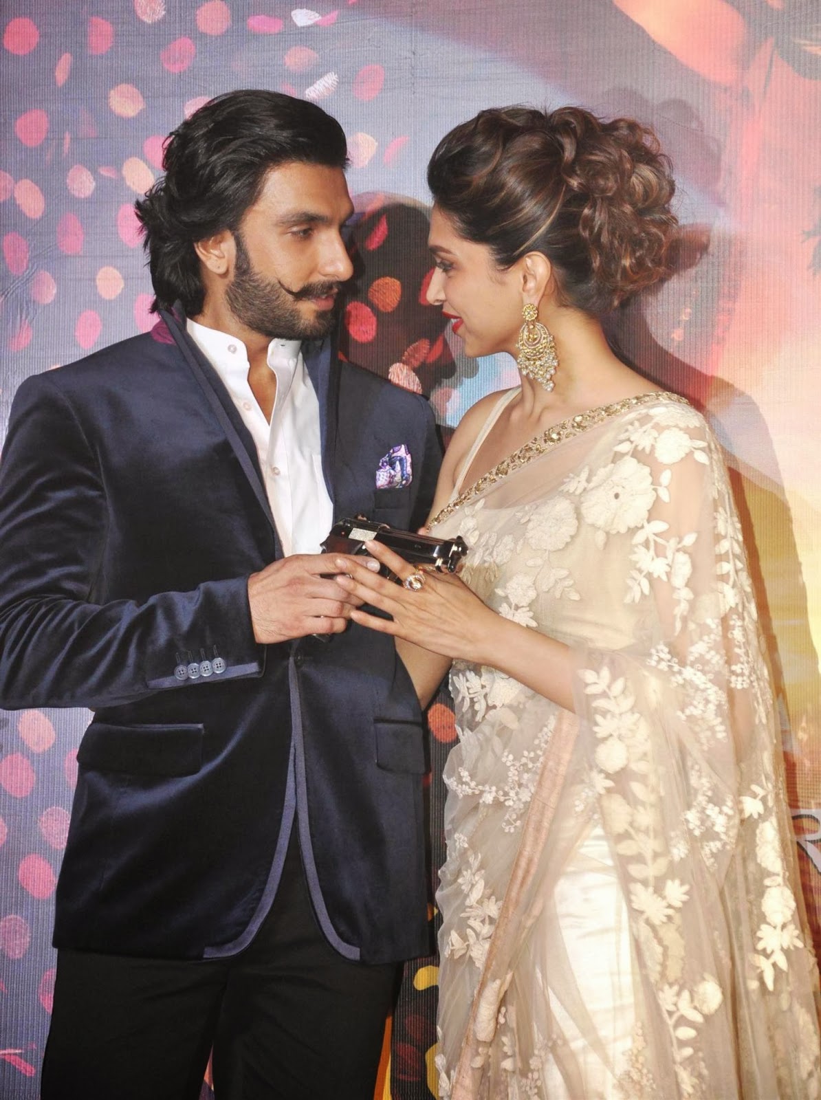 Deepika Padukone - HD Wallpaper 