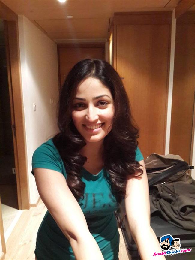 Yami Gautam - Hot - HD Wallpaper 