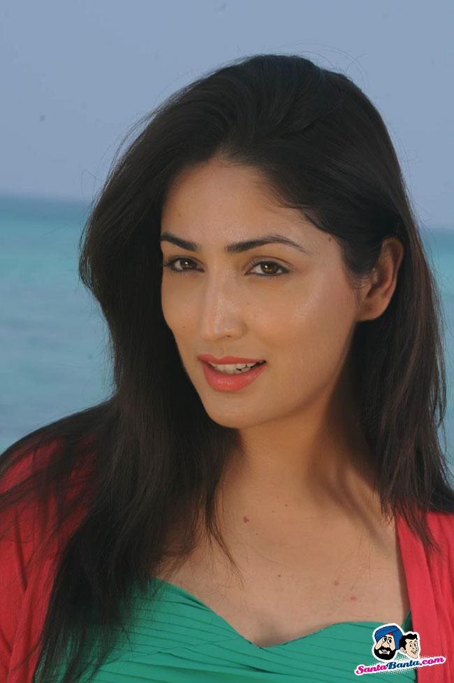 Yami Gautam - Hot - HD Wallpaper 