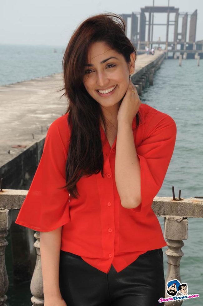 Yami Gautam - Yami Gautam Pics On Beach - HD Wallpaper 