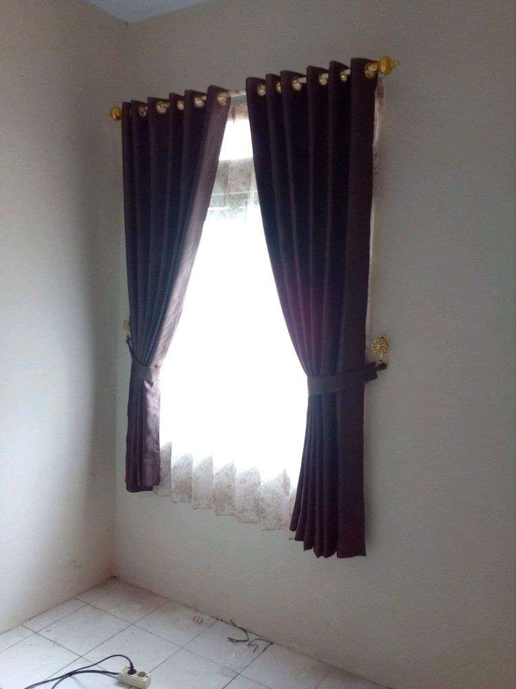 Kain Gorden Kordeng Dengan Wallpaper Aneka Warna Polos - Window Covering - HD Wallpaper 