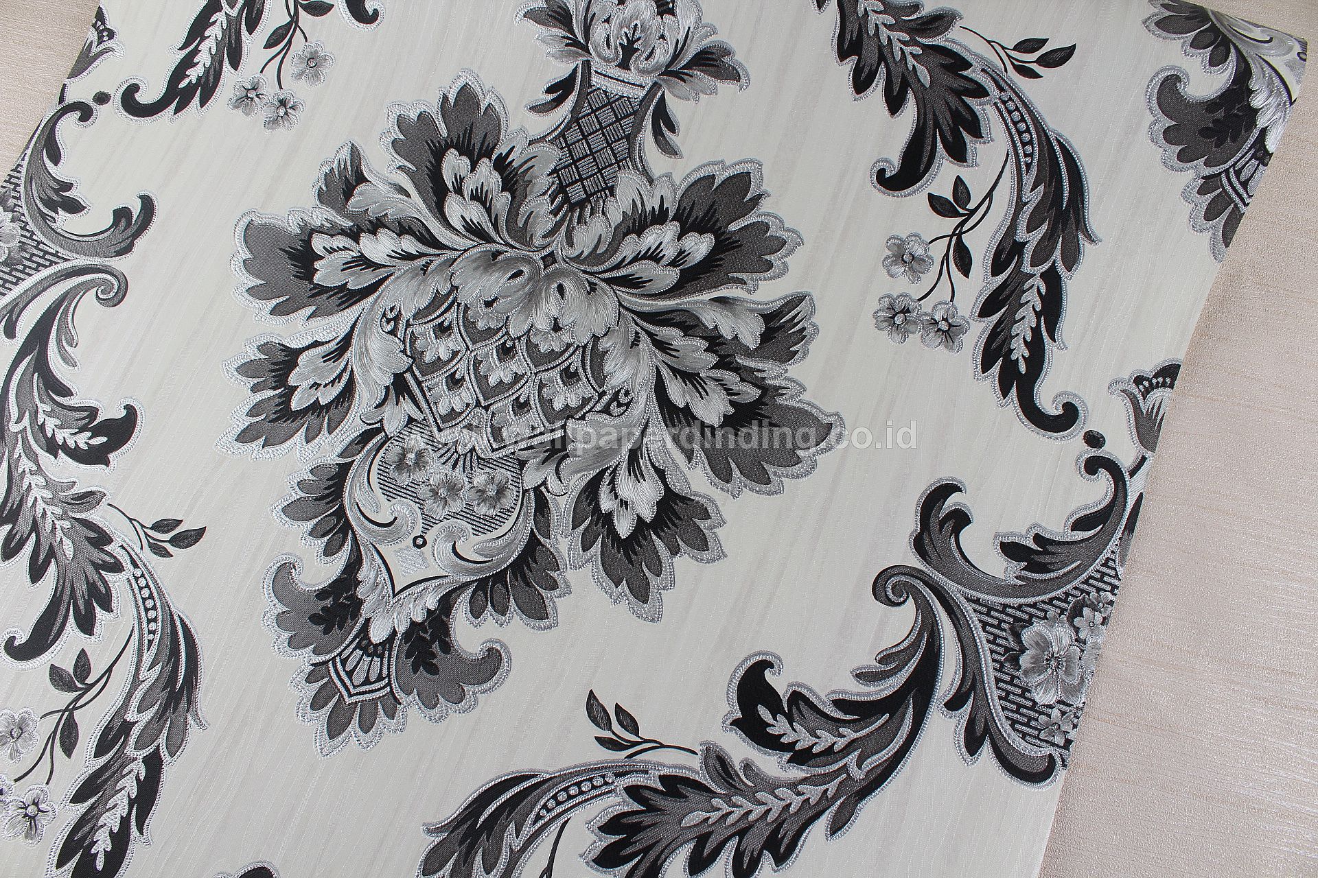 Wallpaper Dinding Batik Hitam Silver Lux301-3 - Batik Hitam Putih - HD Wallpaper 