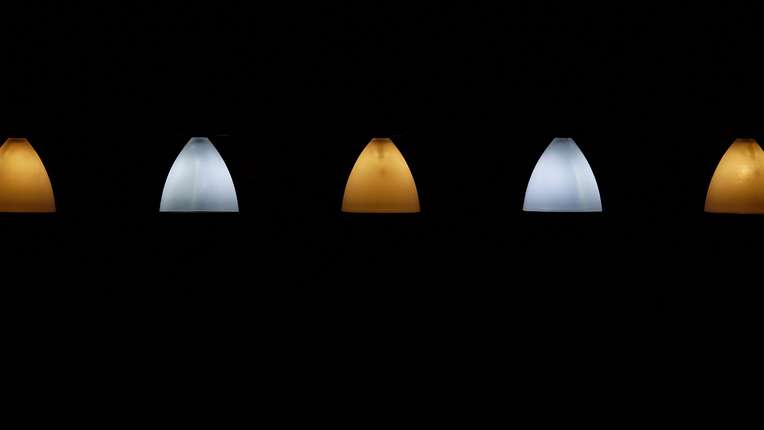 Wallpaper Yellow And White Lamp, Black Background - Lamp - HD Wallpaper 